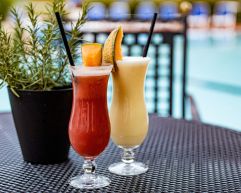 Cocktail am Pool genießen (Resorts Bad Griesbach)