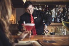 Cocktails und Co. an der Posta&#039;s Bar (c) Hannes Niederkofler (Cavallino Bianco Family Spa Grand Hotel)