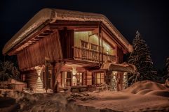 Das Bergchalet in romantischer Abendstimmung im Benglerwald Berg Chaletdorf (c) ratko-photography 