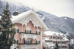 Das Cavallino Bianco im Winter (c) Hannes Niederkofler (Cavallino Bianco Family Spa Grand Hotel)