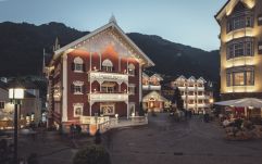 Das Cavallino Bianco mit Abendbeleuchtung (c) Hannes Niederkofler (Cavallino Bianco Family Spa Grand Hotel)
