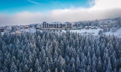 Das Familienresort mitten im Thüringer Wald im Winter (c) Ben Ott Film (The Grand Green - Familux Resort)