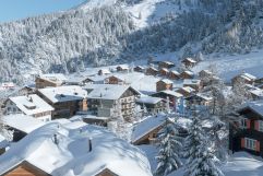 Das Gorfion Familotel eingebettet in winterlicher Landschaft (Gorfion Familotel Liechtenstein)