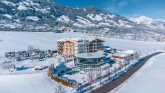 Das Hotel eingebettet in Schnee (Held Hotel &amp; Spa)