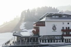 Das Hotel inmitten der verschneiten Landschaft (c) Daniel Zangerl (Hotel Das Kaiserblick)