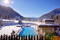 Das Hotel von winterlicher Landschaft umgeben (c) Huber Fotografie (Fontis luxury spa lodge)