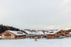 Das Hotel vor einzigartiger Kulisse der verschneiten Dolomiten (Tirler-Dolomites Living Hotel)