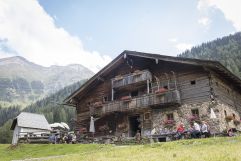 Das Tauernhaus eingebettet in die Rauriser Bergwelt (c) Florian Bachmeier (Tourismusverband Rauris)