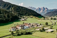 Das Vitalhotel Gosau umgeben von wunderschöner Landschaft (Vitalhotel Gosau)