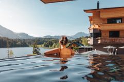 Den tollen Ausblick aus dem Infinity Pool genießen (c) Jukka Pehkonen (Alpenhotel Kitzbühel)