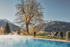 Der Außenpool mit einem wunderschönen Blick in die Natur im Hotel Schloss Mittersill (c) Michael Huber