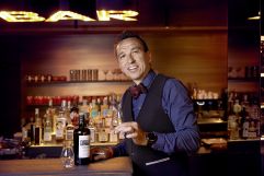 Der Barkeeper sorgt für gute Drinks (c) Michael Huber (Hotel Quelle Nature Spa Resort)