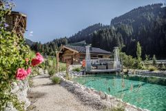 Der beheizbare Naturbadeteich als idyllische Wohlfühloase (Bergdorf Prechtlgut)