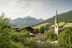 Der Böglerhof im Grünen mit Kirche (Der Böglerhof)