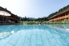 Der Outdoorpool als herrliche Erfrischung im Sommer (Tirler - Dolomites Living Hotel)