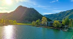 Der private Liegebereich mit direktem Seezugang lädt zum Entspannen ein (c) Simon Hausberger (Das Walchsee Aktivresort &amp; Refugium Lakeside)