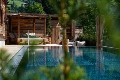 Der private Pool der Pool Luxury Lodge (Bergdorf Prechtlgut)