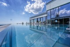 Der Sky-Infinitypool im Sommer (Angerhof)