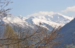 Der Winter zieht sich zurück - der Frühling kommt - schöner Bergblick (Impuls Hotel Tirol)