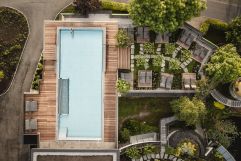Der wunderschöne Infinity Pool von oben (c) Hannes Niederkofler (Hotel Peternhof) 