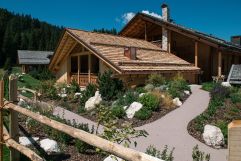Die Arbeit mit Holz ist überall zu finden (Tirler-Dolomites Living Hotel)