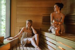 Die Aussicht aus der Sauna genießen (c) Daniel Waschnig (Das Seepark Wörthersee Resort)