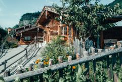 Die Chalets in sommerlicher Pracht (Alpzitt Chalets)