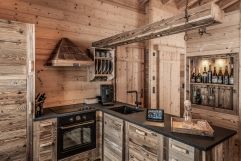 Die einladende Küche des Herz-Chalets im Benglerwald Berg Chaletdorf (c) ratko-photography 
