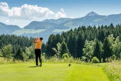 Die Golfanlage umgeben von Berggipfeln (c) Günter Standl (Parkhotel Burgmühle)