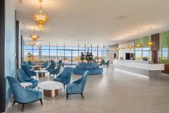 Die Lobby mit atemberaubenden Panoramablick (SIRIUS Hotel)