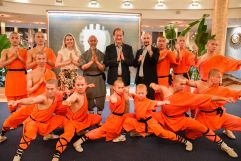 Die Mönche des Shaolin Kung Fu mit der Larimar Gastgeberfamilie Haberl (Hotel Larimar)