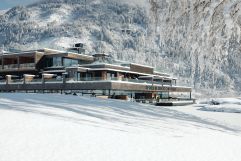 Die Sportresidenz eingebettet im Schnee (c) Jukka Pehkonen (Sportresidenz Zillertal)