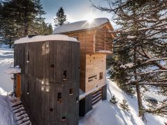 Die Wintersonne über der Hütte Toni (c) Gleissfoto (Hollmann am Berg)