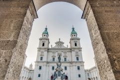 Dombögen mit Blick auf den Salzburger Dom