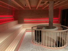 Doppelstöckige Sauna Galerie ganz aus Holz (Angerhof)