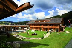 Ein Hotelgarten zum Erholen (Tirler- Dolomites Living Hotel)
