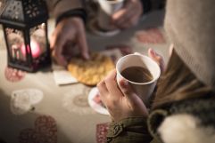 Eine Tasse Glühwein und Kekse zum Aufwärmen (c) IDM Suedtirol - Alex Filz (Olang)