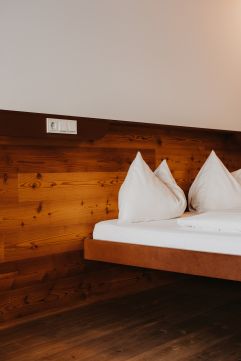 Einfacher Zimmerstil mit Holzgarnitur (c) Anna Fichtner (Hotel Hinteregger)