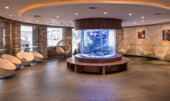 Eingangsbereich mit Aquarium (Alpenrose – Familux Resort)
