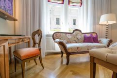 Eleganter Sitzbereich der Superior Romantik Suite (Hotel KAISERHOF Wien)