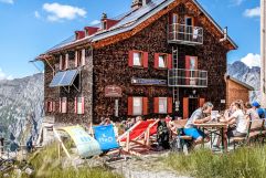 Enstpannte Rast auf der Kaltenberghütte beim Wandern (c) TVB St. Anton am Arlberg Patrick Bätz (VALLUGA Hotel)