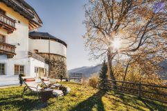 Entspannen im herbstlichen Außenbereich des Hotel Schloss Mittersill (c) Michael Huber 