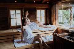 Entspannen in der Sauna (c) Laki Bela – Momentliebe Zillertal (Held Hotel &amp; Spa)