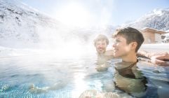 Entspannende Stunden im Outdoorpool (Hotel Klausnerhof)