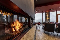 Entspannte Atmosphäre am Kamin (c) Andrea Badrutt Chur (Hotel Belvedere)