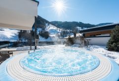 Entspannung im Whirlpool an kalten Wintertagen (Das SeeMOUNT Superior Active Nature Resort)