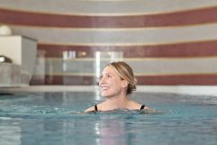 Entspannung pur im Schwimmbad (c) Dominik Cini (Hotel Zürserhof)