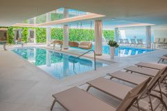 Entspannungsbereich rund um das Erlebnis-und Schwimmbecken (Fagus Hotel Conference &amp; Spa)