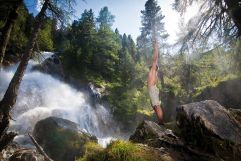 Erfrischung am Wasserfall im Urlaubsgebiet Tux Finkenberg