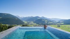 Erholsame Stunden zu zweit im Sky Pool (Alpin Panorama Hotel Hubertus)